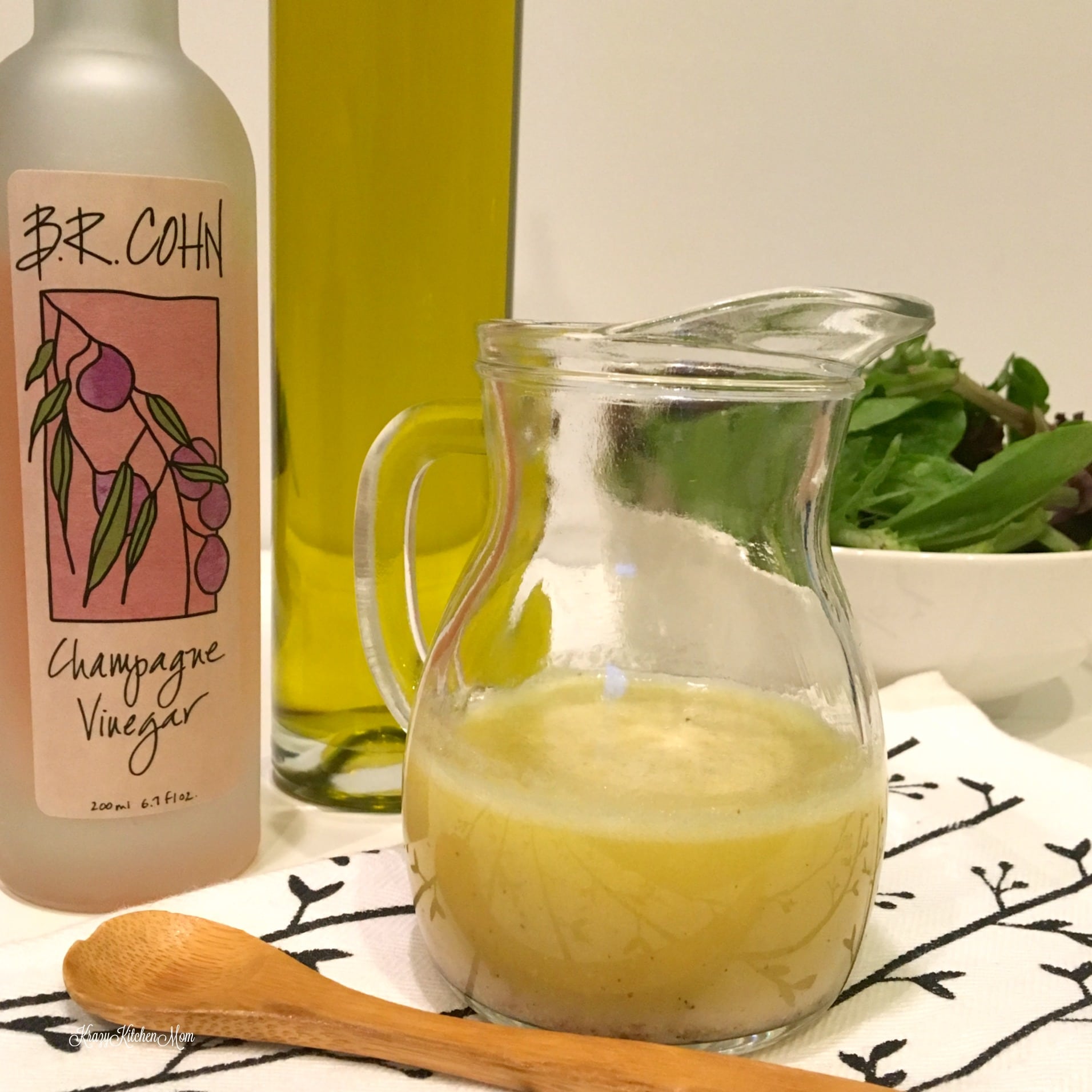 Vinaigrette recipe, champagne vinegar, vinegar and oil salad dressing 