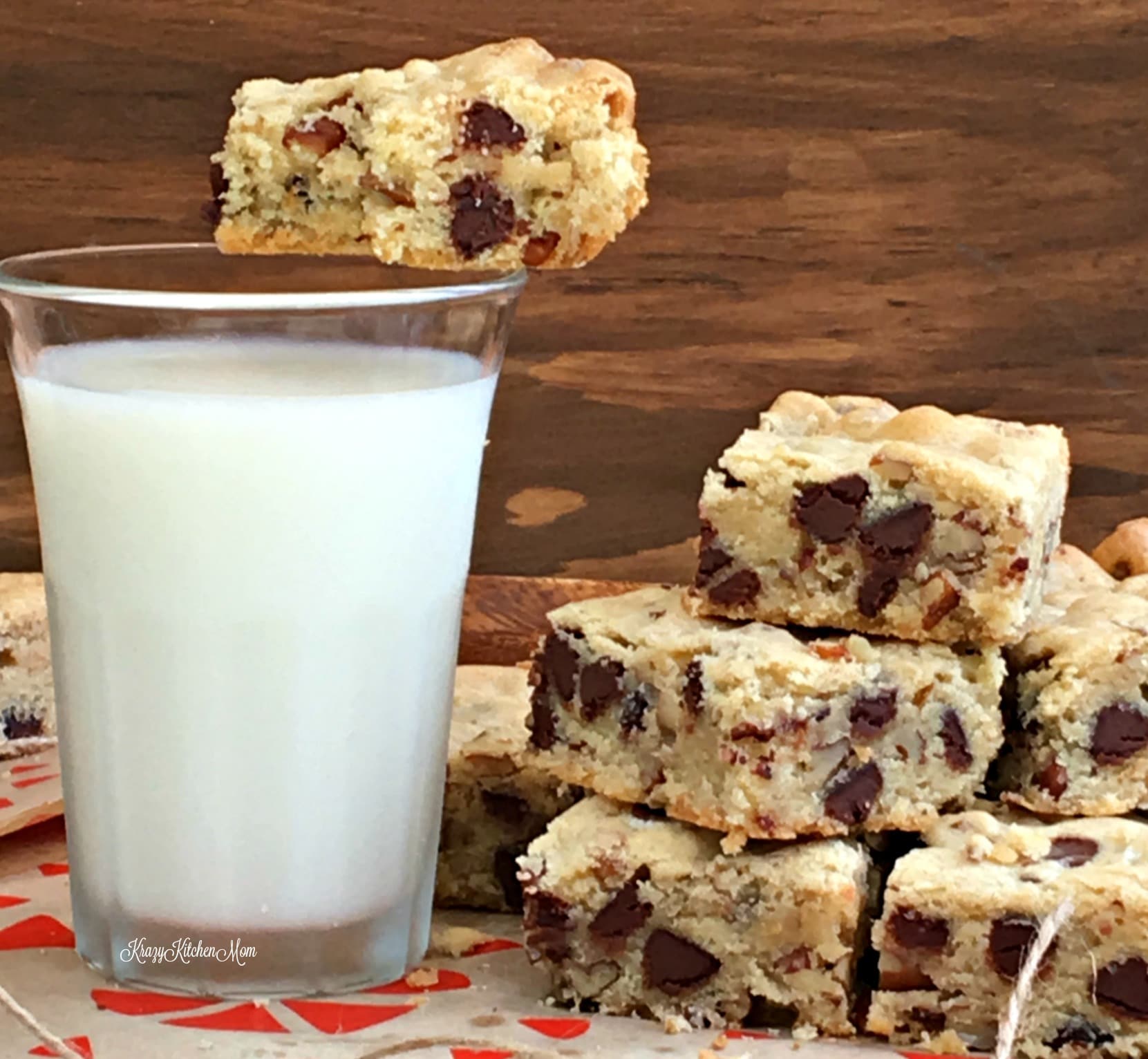 Soft & Chewy Blondies with Chocolate Chips and Pecans