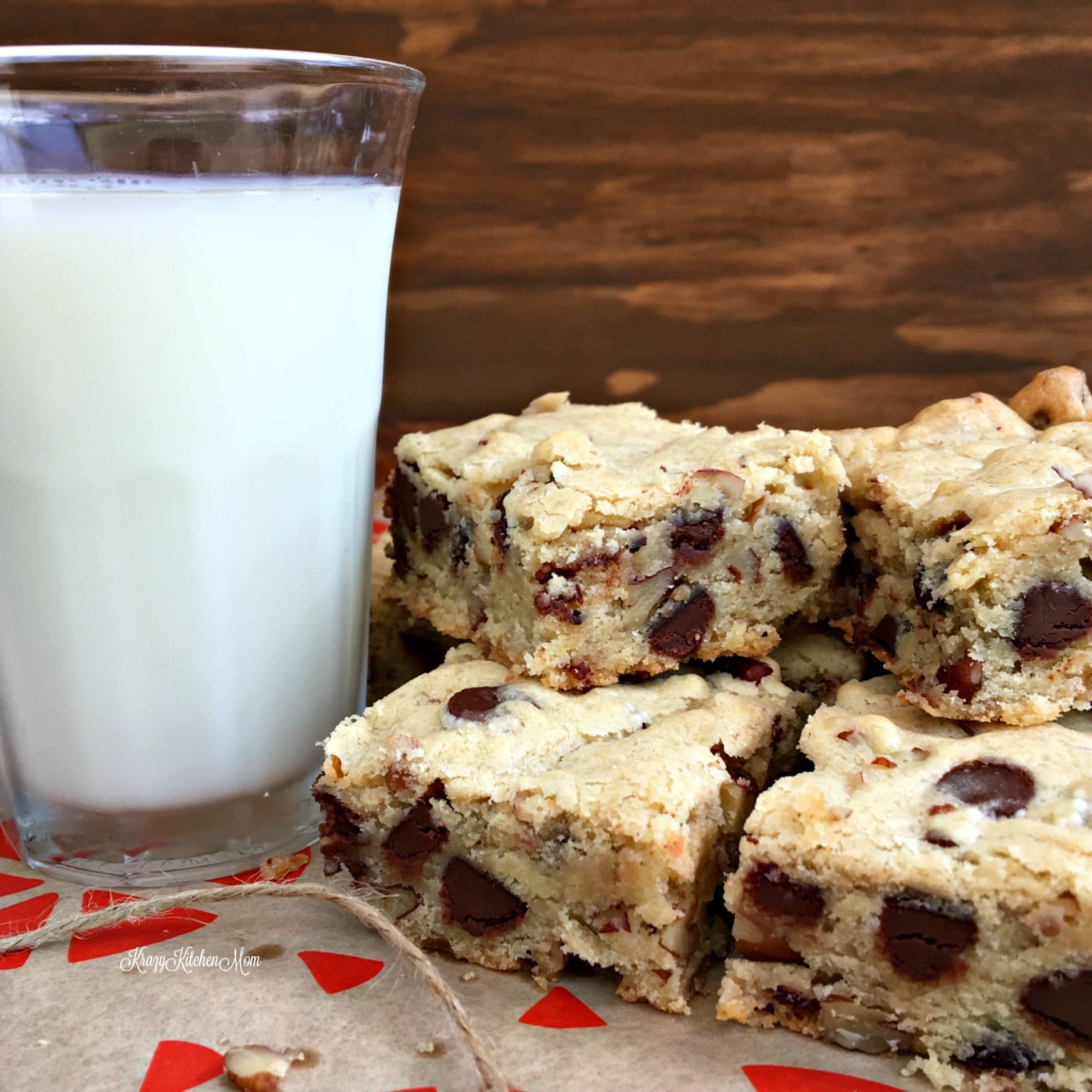 Soft & Chewy Blondies with Chocolate Chips & Pecans