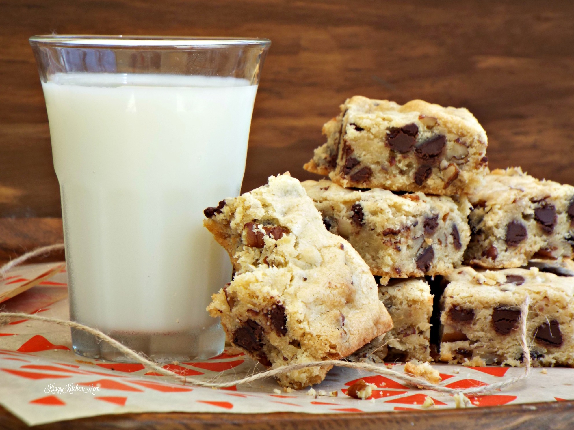 Soft & Chewy Blondies with Chocolate Chips and Pecans