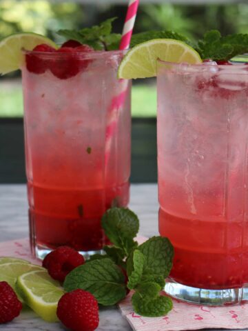 Fresh Raspberry Mojitos