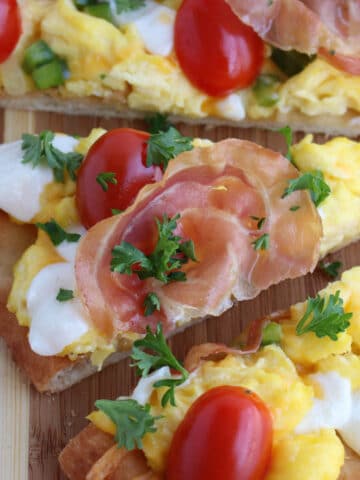 Breakfast Flatbread Pizza