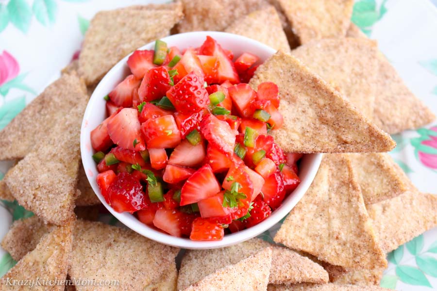 Baked Cinnamon Sugar Chips with salsa