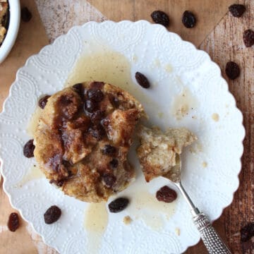 close up of cinnamon raisin bagel bread pudding