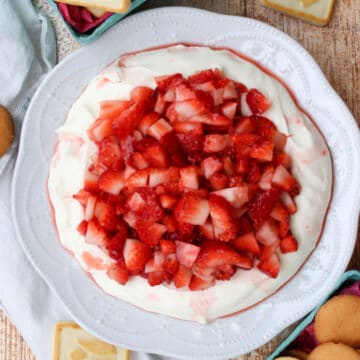 strawberry cheesecake dip with cookies