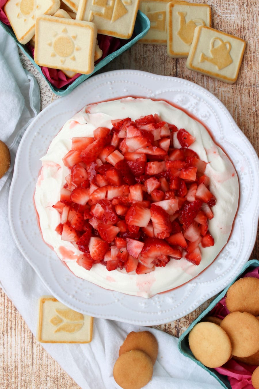 strawberry cheesecake dip with cookies