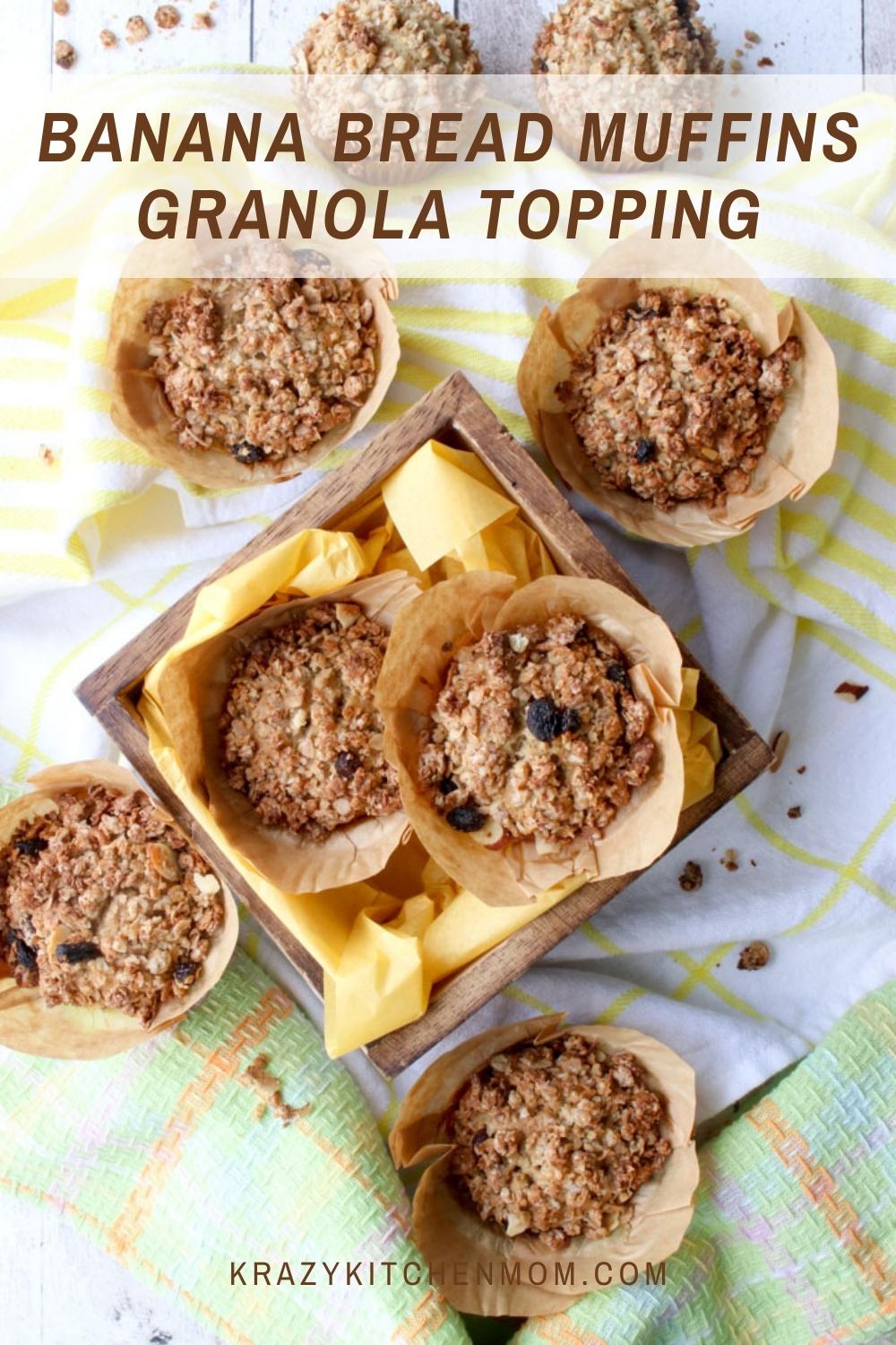 These muffins have all of the comfort flavors of Mom's homemade banana bread with a crunchy granola topping.  via @krazykitchenmom