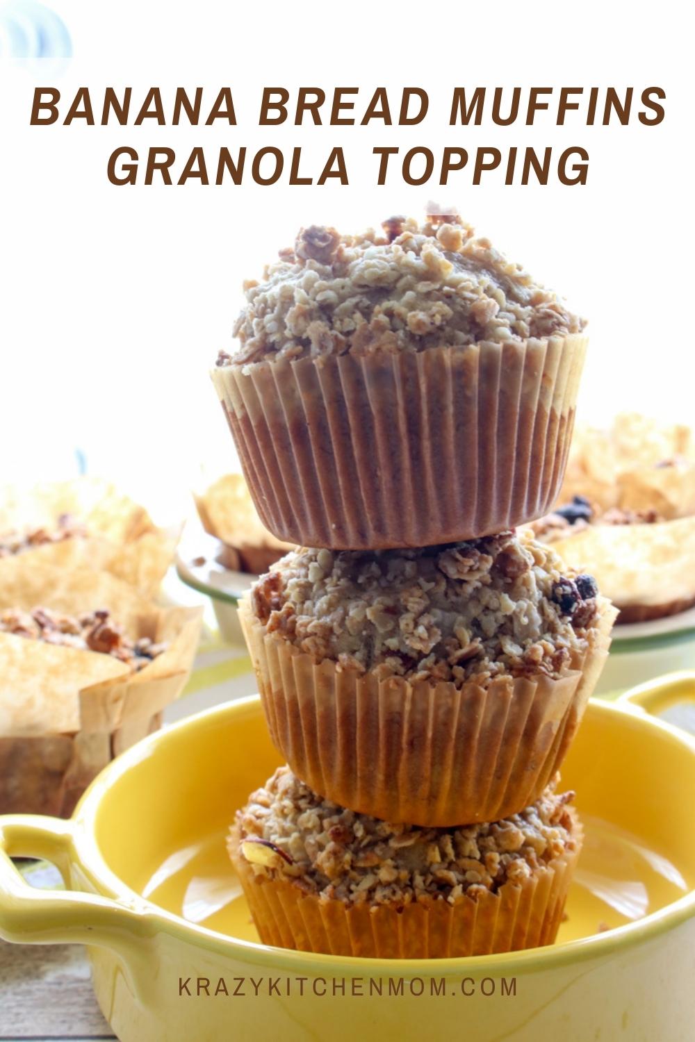 These muffins have all of the comfort flavors of Mom's homemade banana bread with a crunchy granola topping.  via @krazykitchenmom