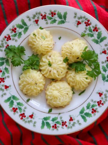 christmas plate with duchess potatoes on it