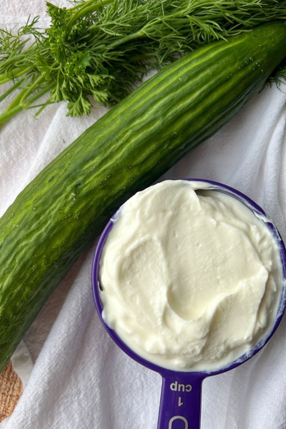 ingredients to make greek tzatziki sauce