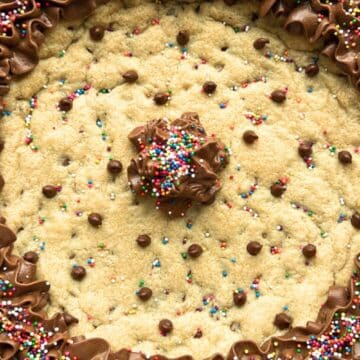 OVERHEAD SHOT OF CHOCOLATE CHIP COOKIE CAKE