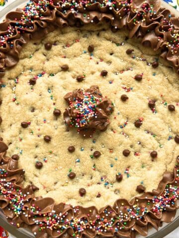 OVERHEAD SHOT OF CHOCOLATE CHIP COOKIE CAKE