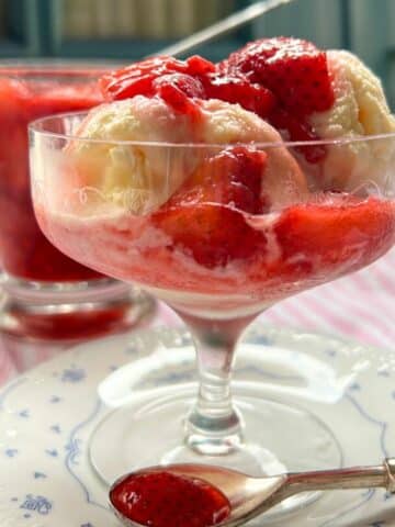 VANILLA ICE CREAM TOPPED WITH STRAWBERRY SAUCE