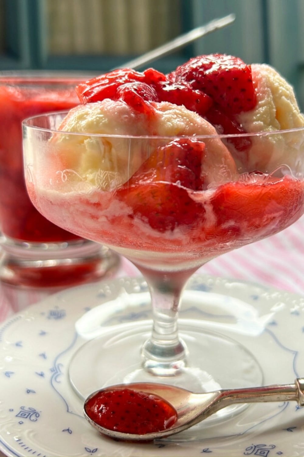 VANILLA ICE CREAM TOPPED WITH STRAWBERRY SAUCE
