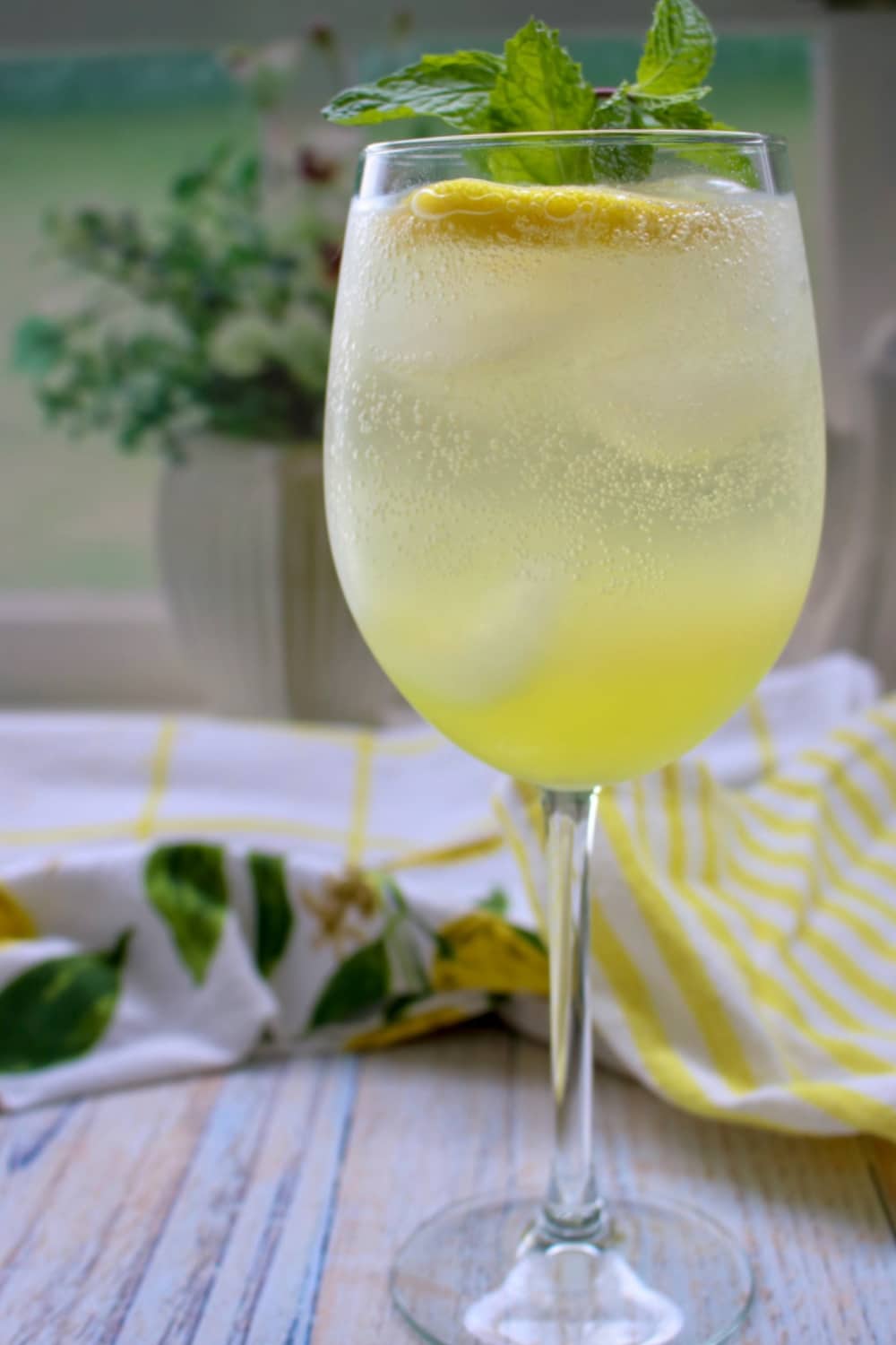 Transport yourself to the sunny shores of Italy with this refreshing Limoncello spritz with this blend of bubbly Prosecco, zesty lemon liqueur, and a splash of soda water. via @krazykitchenmom