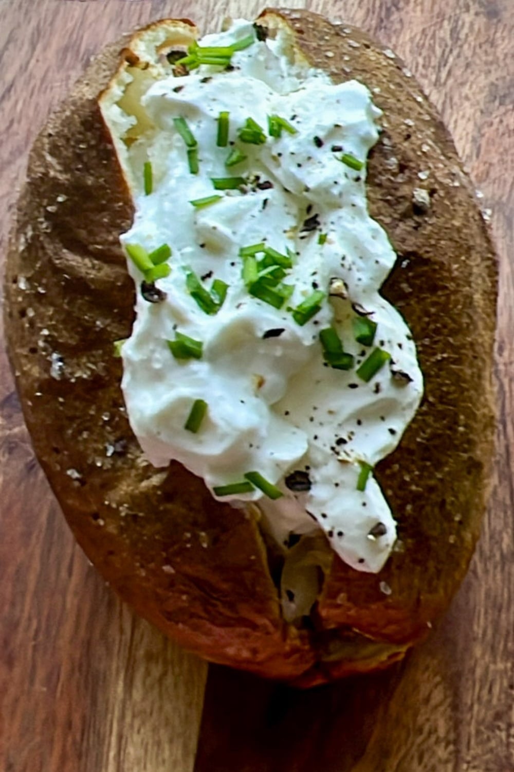 baked potato with sour cream and chives