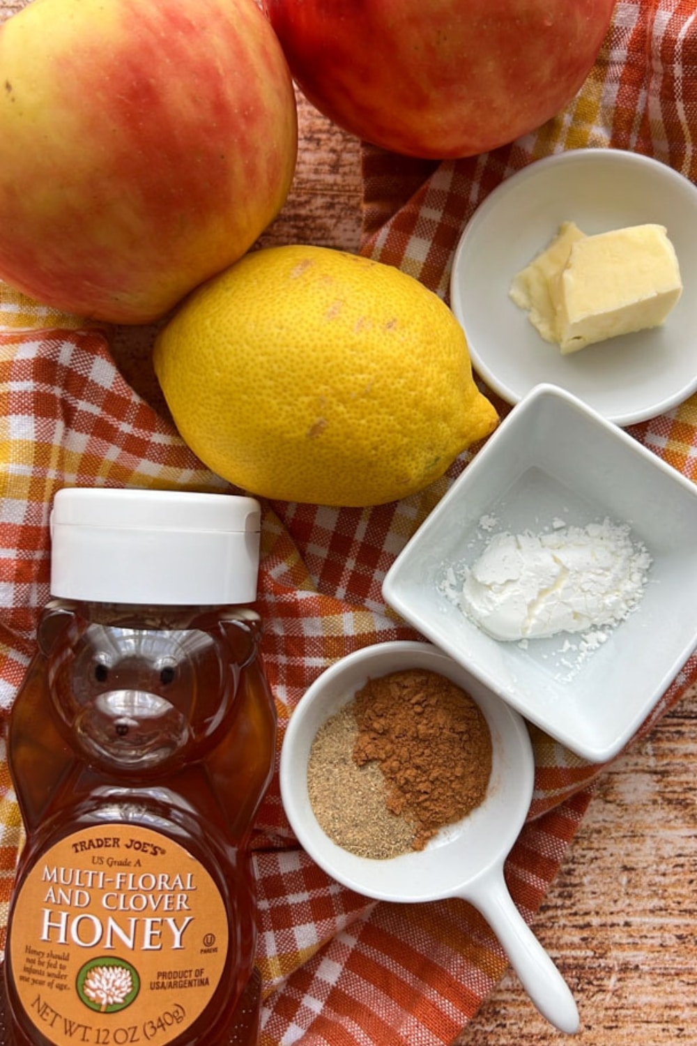 Ingredients to make apple honey sauce