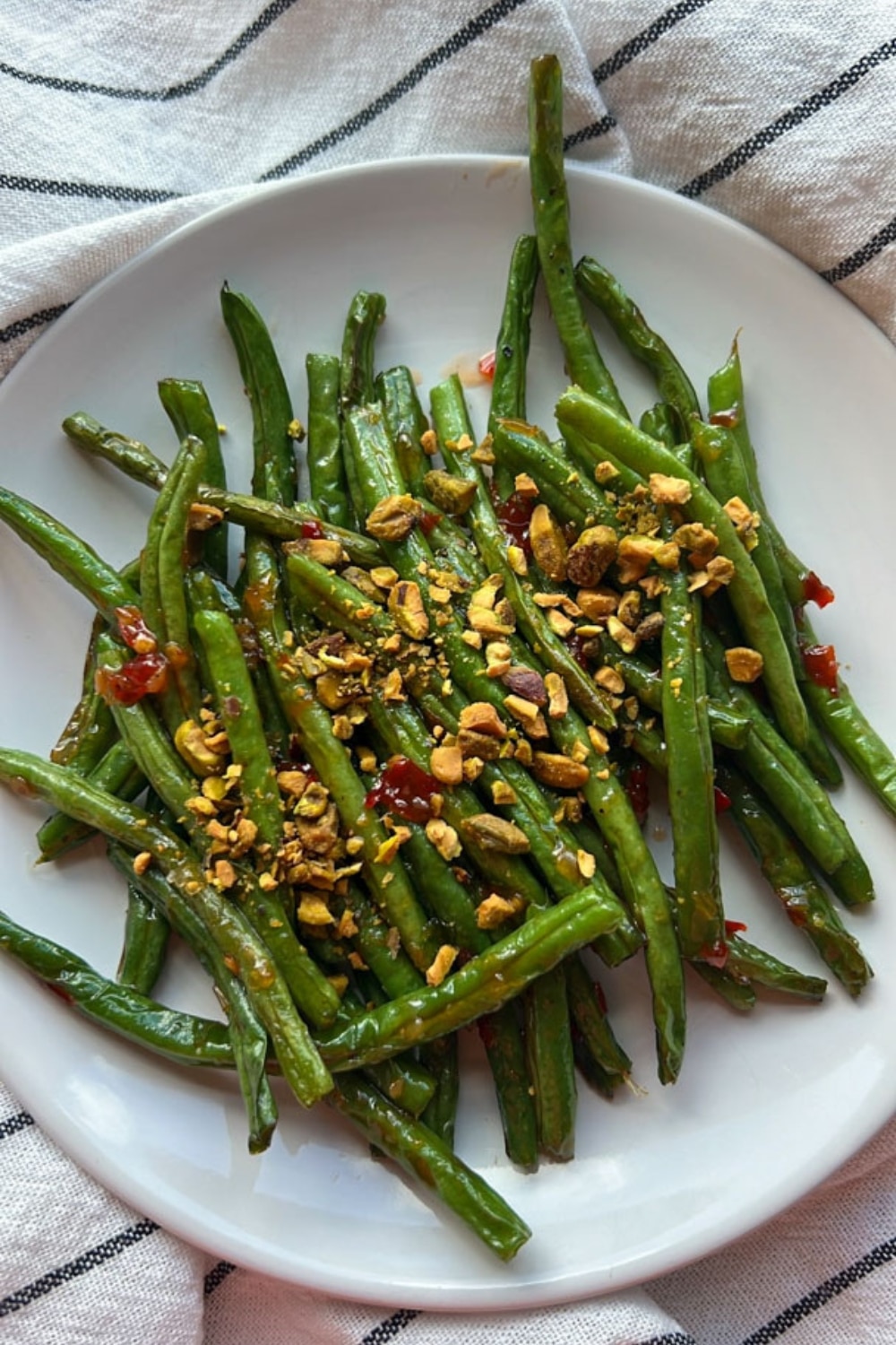 air fryer sweet chili green beans on a plate